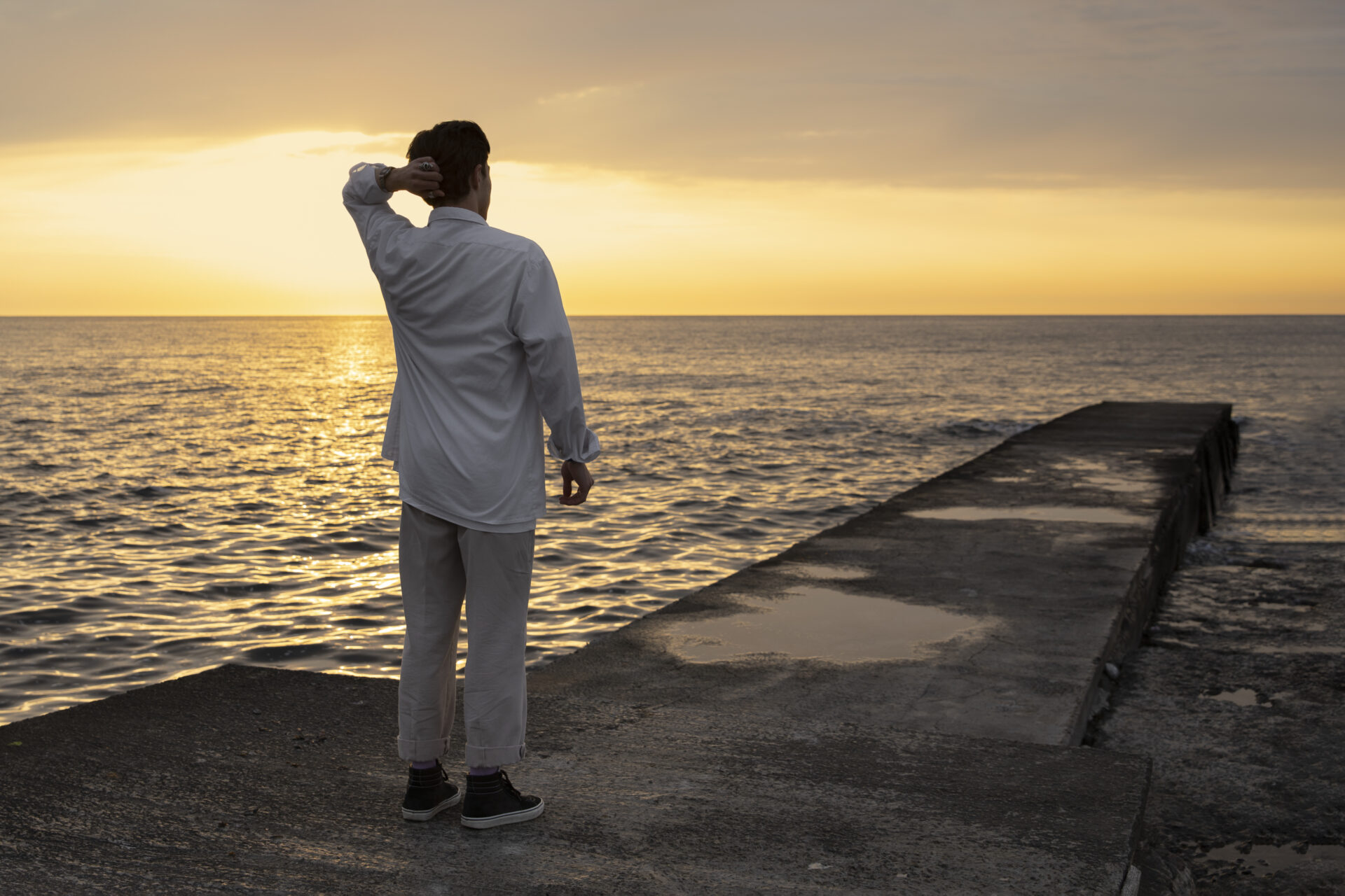 full-shot-contemplative-man-seaside (Image by freepik