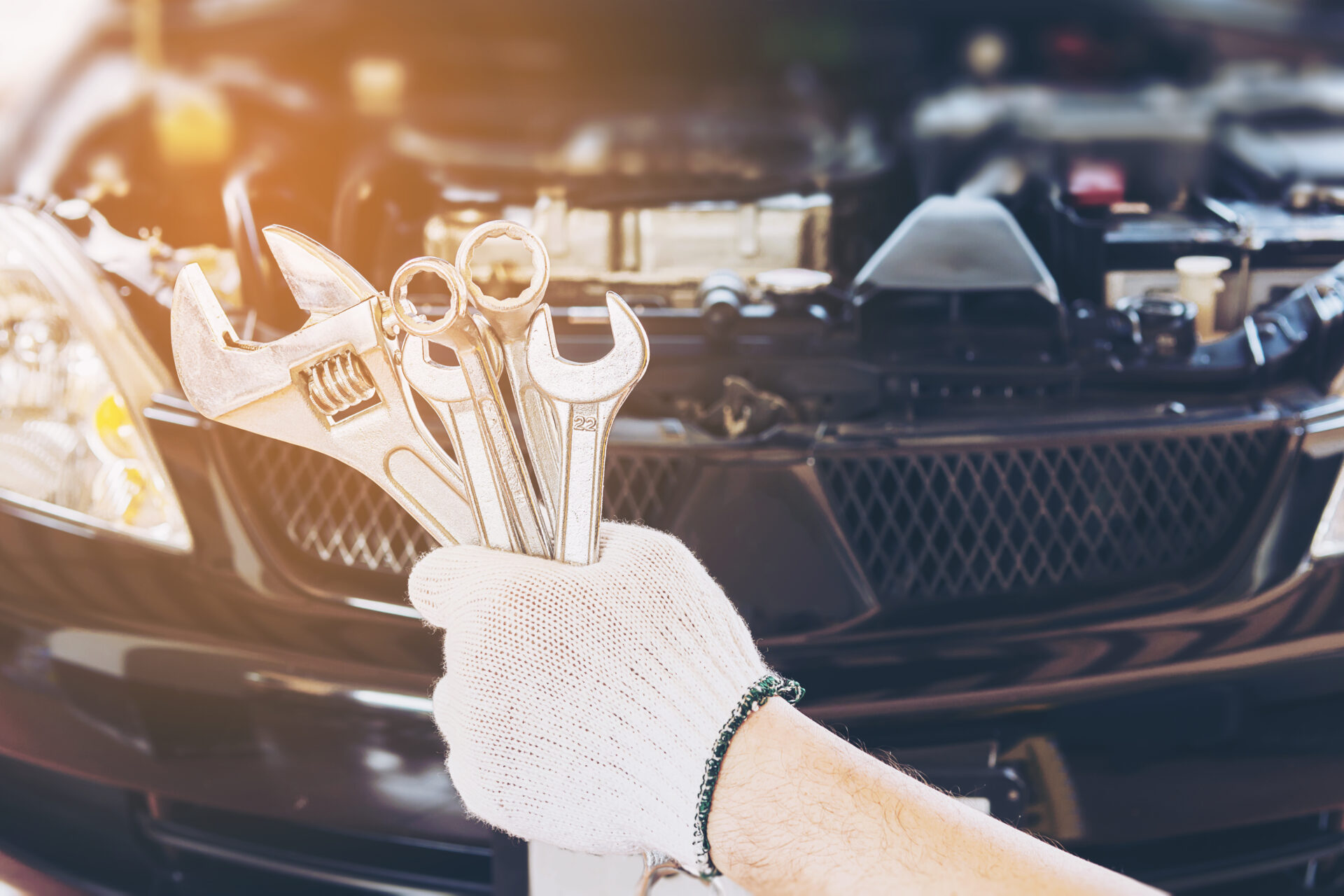 Mechanic man repairing car (Image by freepik )