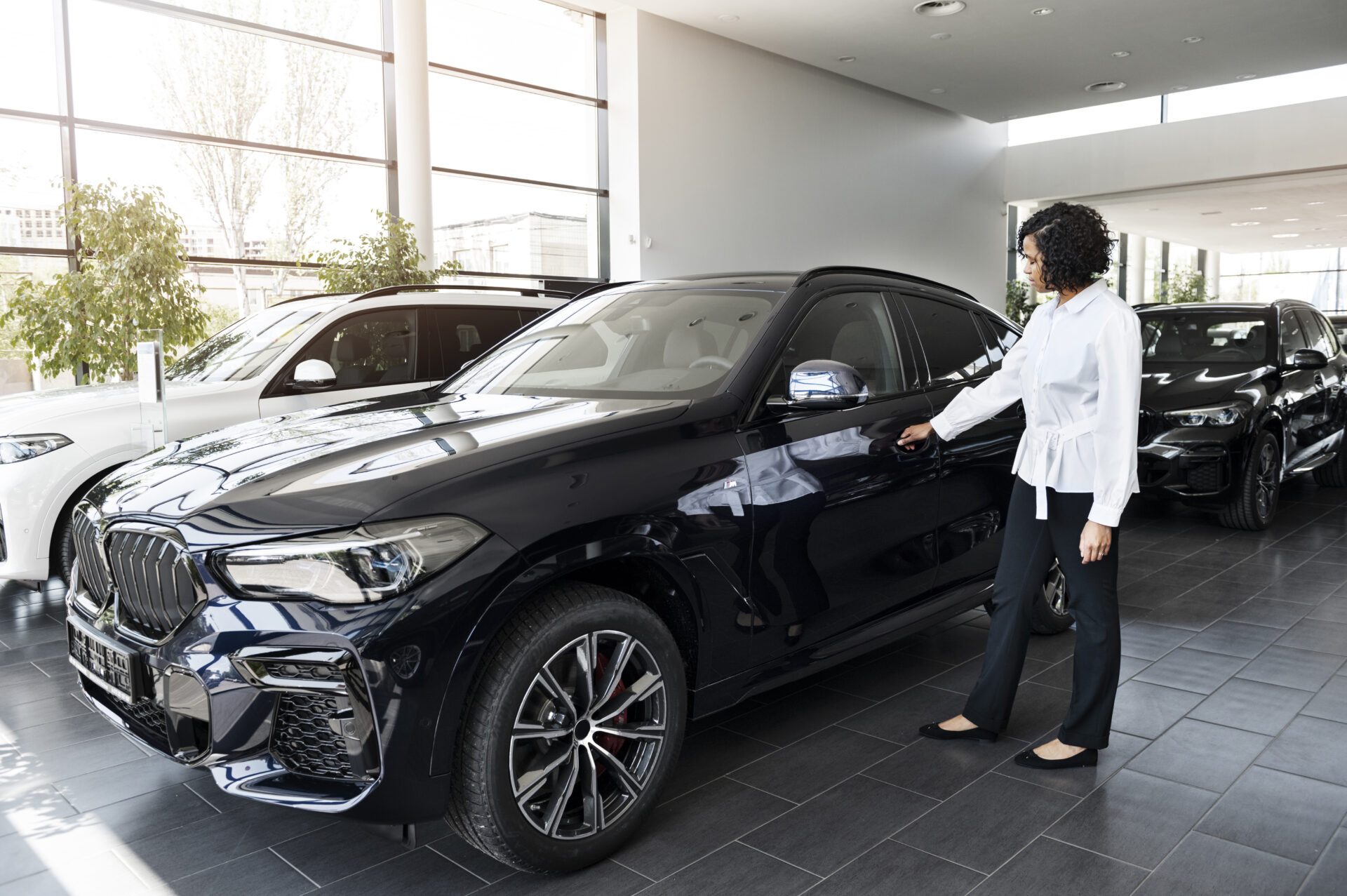 woman-enjoying-her-financially-independence-while-buying-car (Image by freepik)